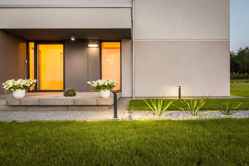 Maison contemporaine avec jardin et éclairage extérieur décoratif, vue extérieure