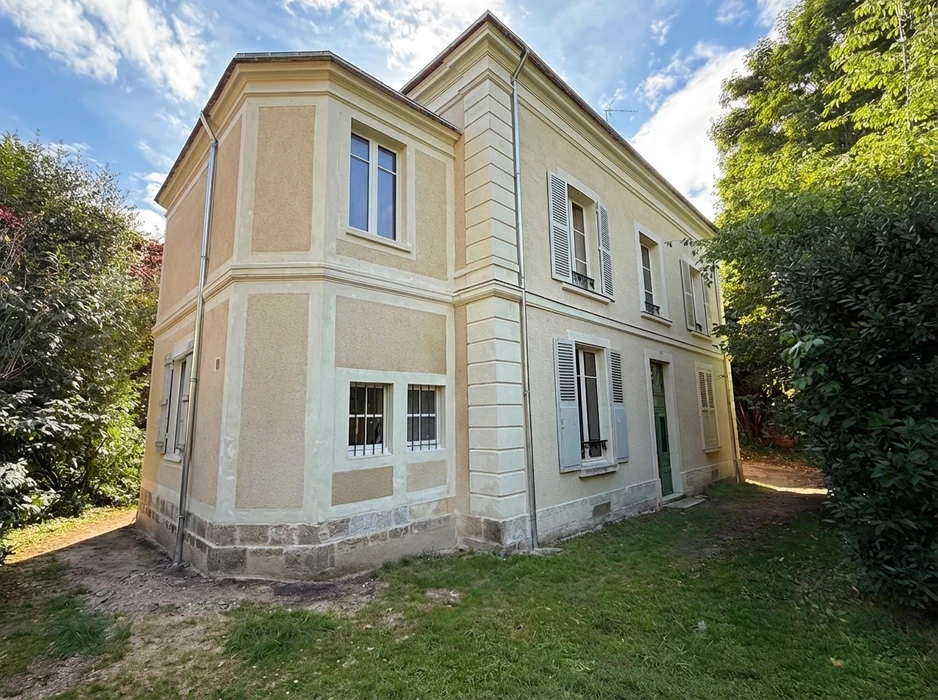 Maison bourgeoise française de style haussmannien, vue extérieure en angle