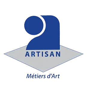 Composition graphique professionnelle montrant les quatre logos des certifications principales de l'entreprise (Maître Artisan, RGE, Qualibat FFB, APAVE OPPBTP) disposés de manière équilibrée sur un fond neutre et épuré. Les logos doivent être clairement visibles, de taille similaire et bien espacés. L'ensemble doit avoir une apparence moderne, professionnelle et digne de confiance, avec une harmonie visuelle qui renforce la crédibilité de l'entreprise de bâtiment.