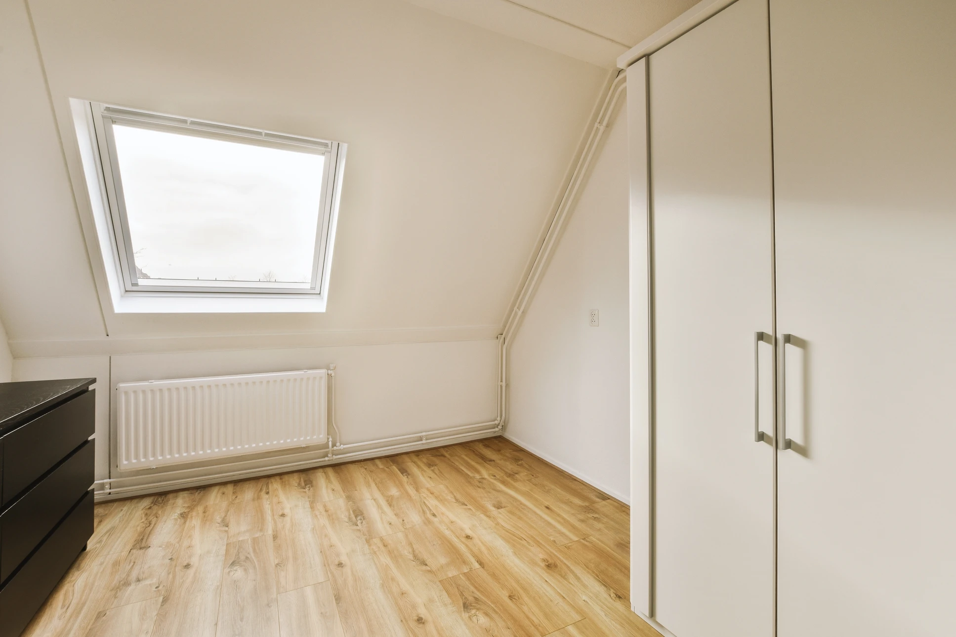 Combles d'habitation avec isolation thermique en laine soufflée blanche recouvrant le plancher