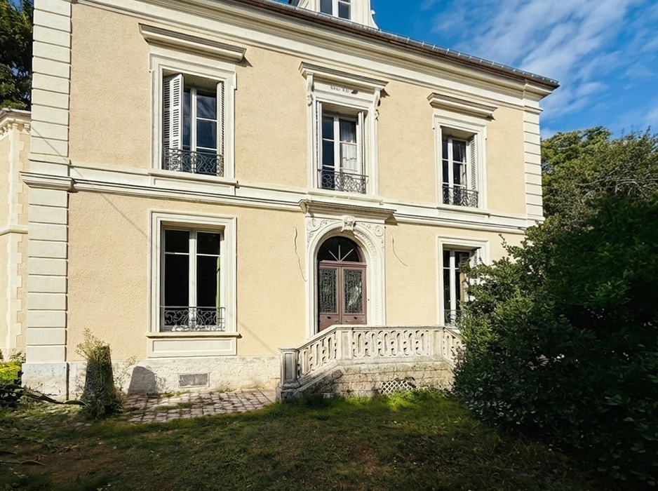 Façade d'un bâtiment ancien en cours de rénovation, extérieur, sans personnages