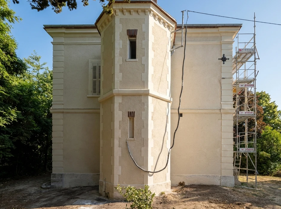 Maison bourgeoise de style Belle Époque, façade en enduit beige clair, deux niveaux