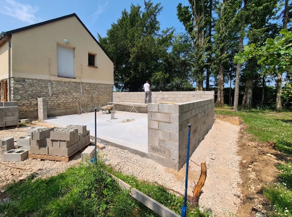 Maison individuelle contemporaine à étage avec toiture en tuiles terre cuite et façade crépie beige